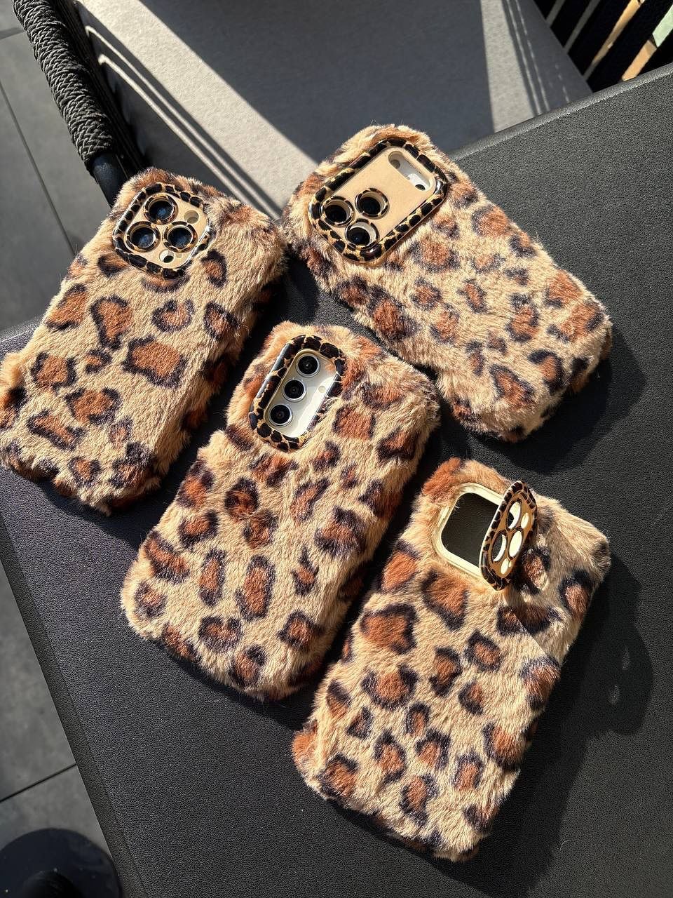 قاب گوشی پشمالو پلنگی ترند پاییز